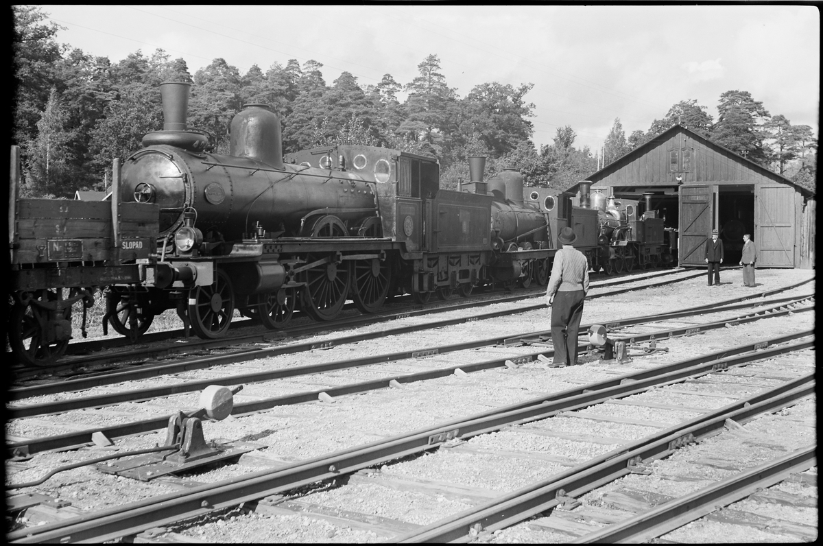 Ånglok Cc 404, tender litt C nr 404.
Tillv. nr. NH 323.
Ångloket är aldrig ombyggt, men ommålat med senare färger 1987.