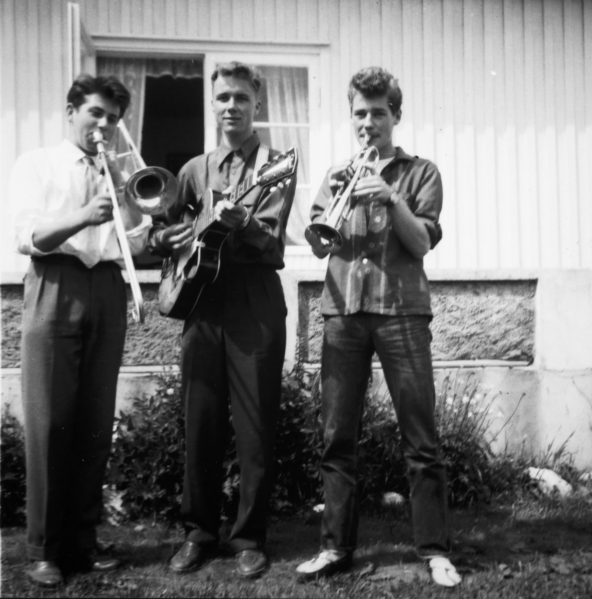 Vonheim, Stangebyen. F.v ukjent, Terje Moen, Kaare Moen, musikkinstrumenter, musikkgruppe.