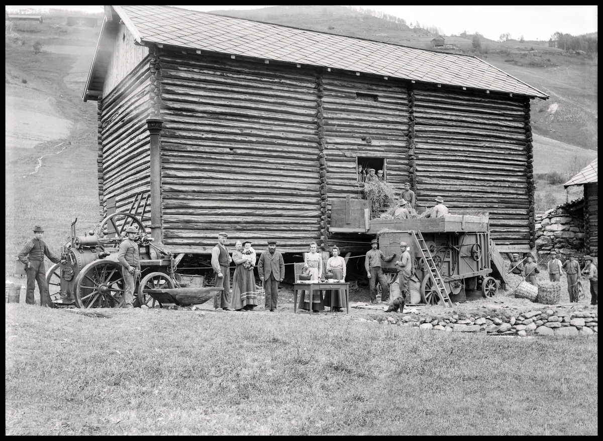 Nord Fron, 30.09.1901. Treskemaskin N. 01 på garden Brandvold Nedre.