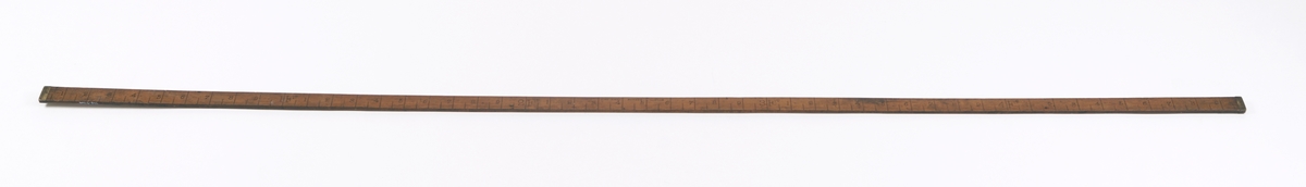 Lengdemål av tre, oppdelt i lengdeangivelsen "fot", totalt 4 fot. Messingbeslag i begge ender.