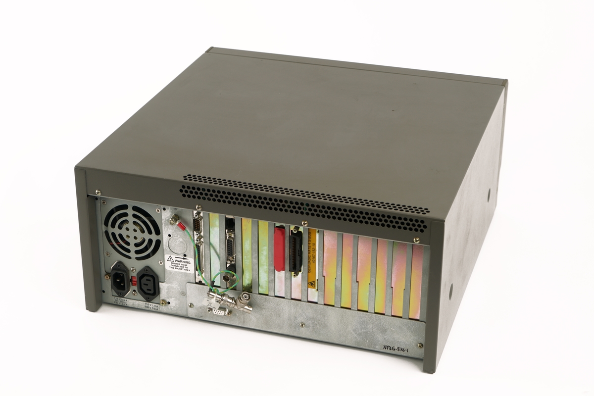 Telefonapparat med taster nummerert fra 0 til 9 og med firkant- og stjernetast. Telefonrør  er tilkoblet med spiralisert ledning. Apparatet er utstyrt med 6 knapper for forhåndsinnstilling av telefonnummer. Videre er det knapper for minne, hold- og høyttalerfunksjon. Volumbryteren er et rullehjul. Fra undersiden kan man dra ut et plastkort/telefonliste. 

I tillegg medfølger to  instrumentbokser med mulighet for å  ta opp og lagre samtaler. I front på den ene er det et vindu med antatt digital tekst og diverse  "softtouch" knapper til å bearbeide opptak. To brytere for antatt å kunne justere lydstyrken. Videre er det montert ulike  utganger for tilkobling av diverse utstyr bl.a. headset. Det er også montert en diskettstasjon med åpning i front. På baksiden av opptakeren er det montert ulike dataporter og strømtilkoblinger. Jordingskabel med skjøtekobling. Strømkabel medfølger.

Den andre boksen er forsynt med to håndtak i front, samt en luke/deksel på venstre side, med gjennomsiktig vindu av plast,  som kan åpnes for isetting av kasettbånd. På høyre side i fronten er det et gjennomsiktig rødt plastvindu hvor det er gjort hull slik at man kommer til en hvit trykkbryter. Fronten er videre påsatt en blå, vridbar bryter, en hvit vippebryter med rød og grønn lampe, samt fire sorte trykkbrytere med hvit tekst: "START" "STOP" og høyre/venstre pil. Nederst er det en sort trykkbryter som formentlig benyttes til å åpne dekslet til kasettbåndet.Til høyre for denne bryteren er det et kontaktpunkt for tilkobling av tilleggsutstyr.
På baksiden av boksen er det fire ulike kontaktpunkter for tilkobling av tilleggsutstyr samt fastmontert strømkabel med kontakt. Videre er det montert en skrubar sikringsholder.
Under boksen er det montert fire, høydejusterbare, ben