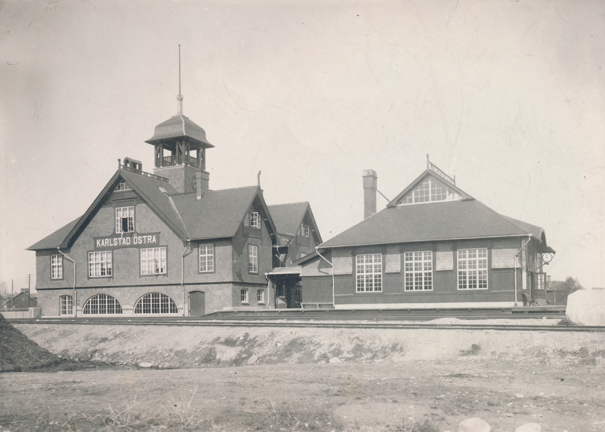 Stationen tillkom 1903 enligt överenskommelse mellan SJ, Statens Järnvägar och KMJ, Karlstad - Munkfors Järnväg. Från 1970 ingick stationen i Karlstad Central. Stationshuset rivet 1971.