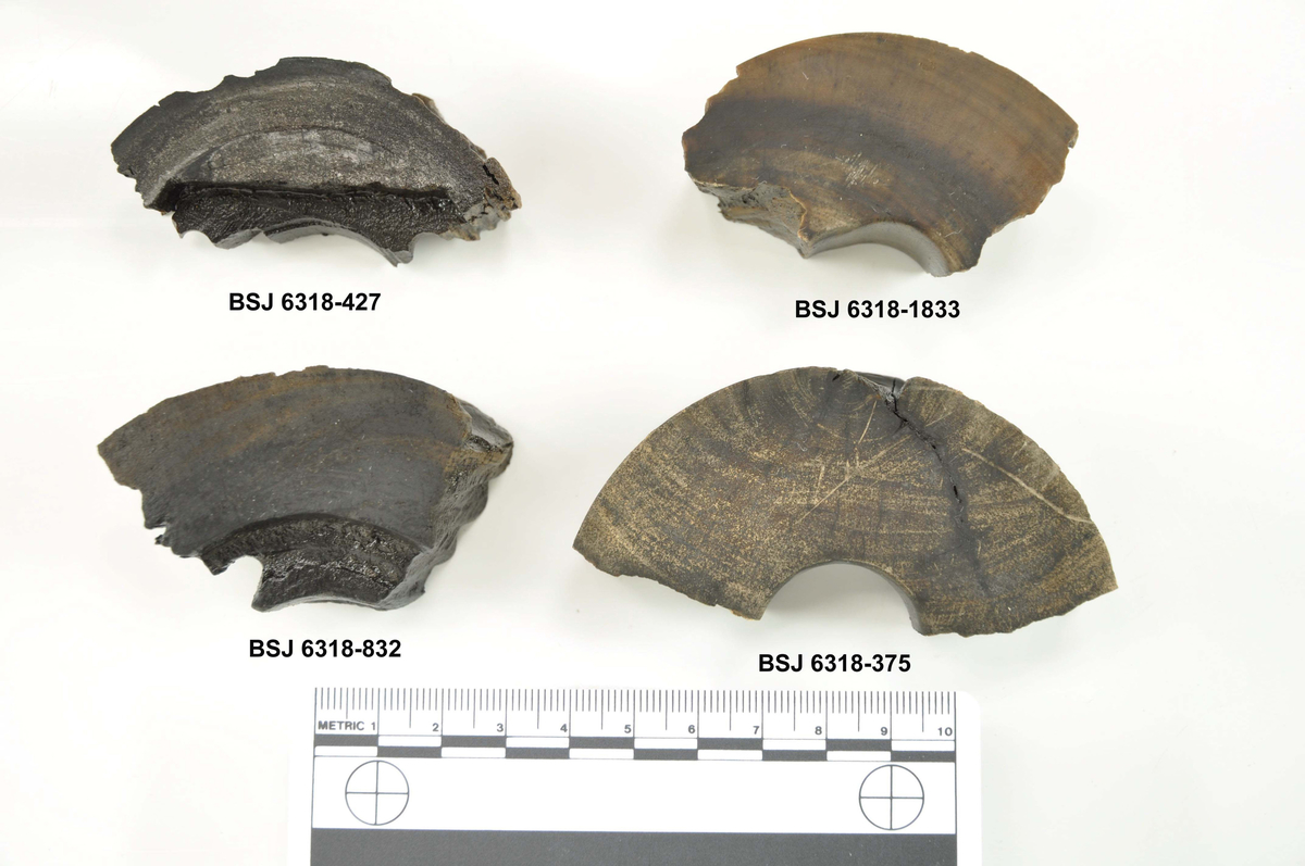 Skipsdel i tre av blokk/talje, funnet i Vågen i Bergen.