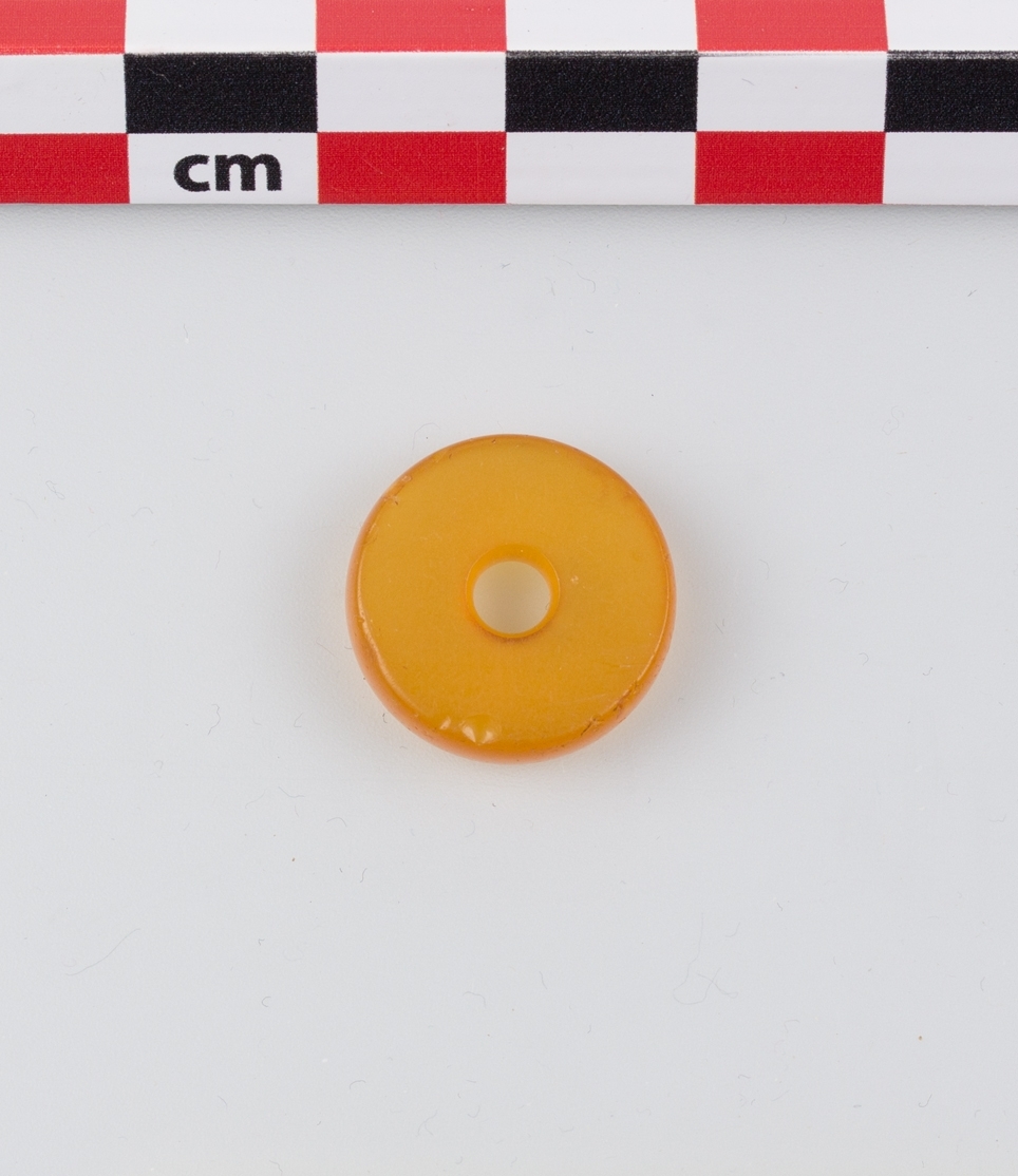 Organiske gjenstander: Knapp, rav, funnet i Vågen i Bergen.