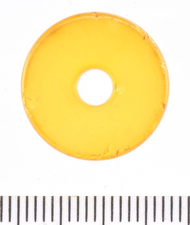 Organiske gjenstander: Knapp, rav, funnet i Vågen i Bergen.