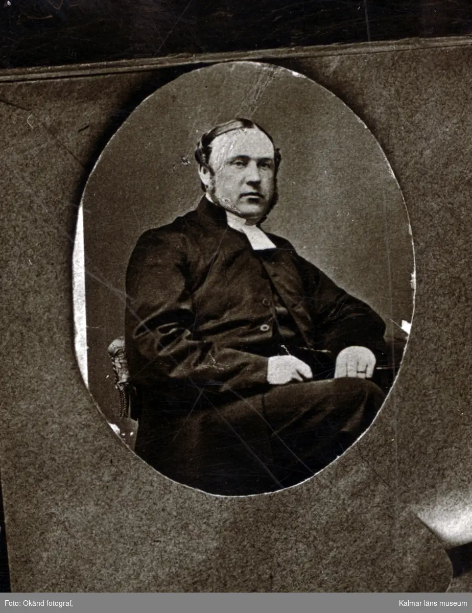 Född 1833 i Kalmar, son av sedermera prosten i Högsby N.J.Löfgren. Studerande i Uppsala 1854, prästvigd 1860. Komminister i Voxtorp 1867. Död 14/9 1873.