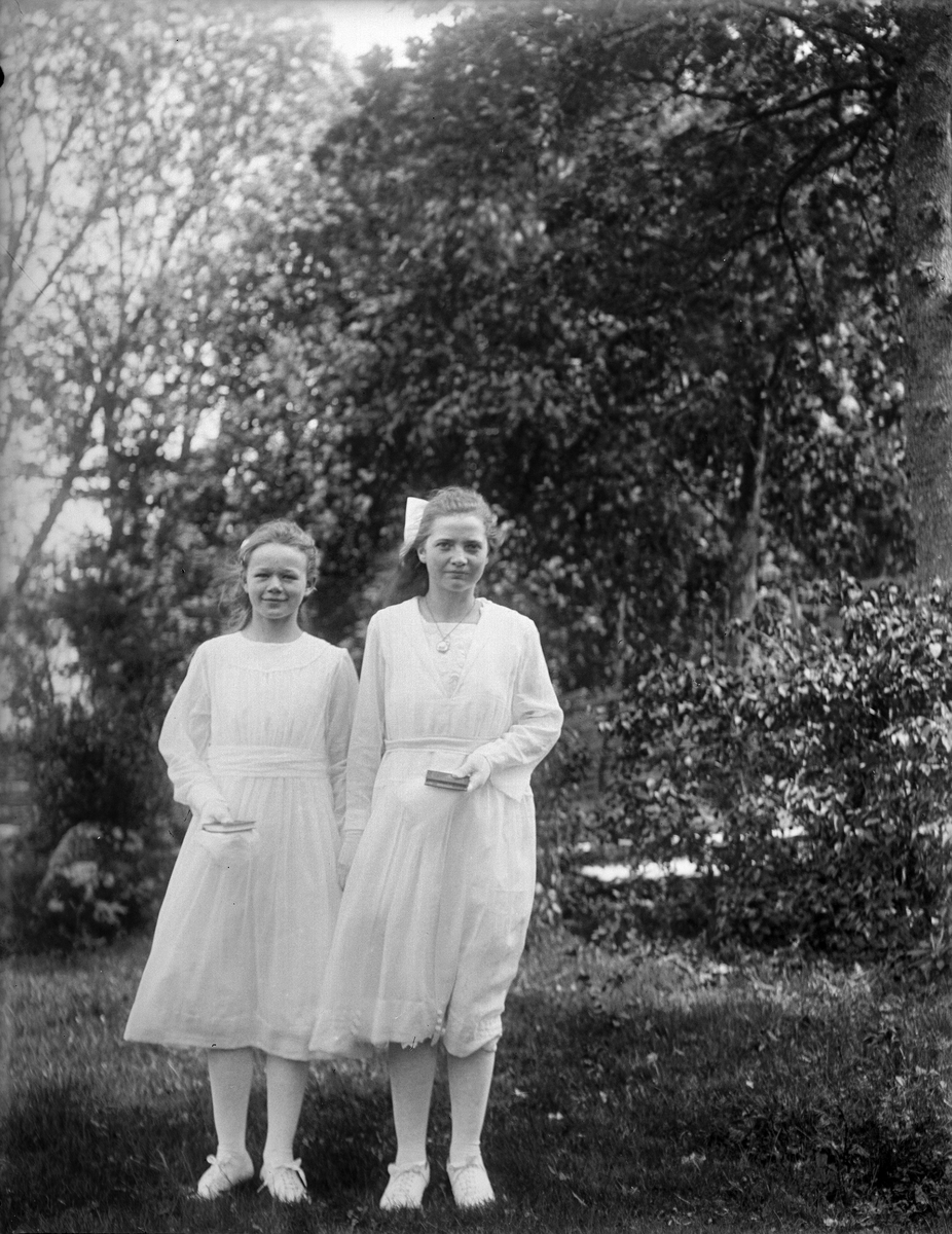 Greta Hällman från Fröslunda och Märta Johanson från Tängbo "i läsklädningen", Altuna socken, Uppland 1922