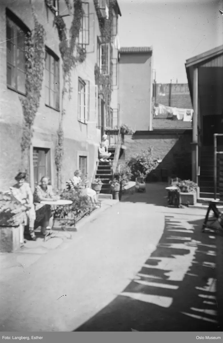 bygård, gårdsinteriør, trapp, planter, kvinner, klesvask, effekt