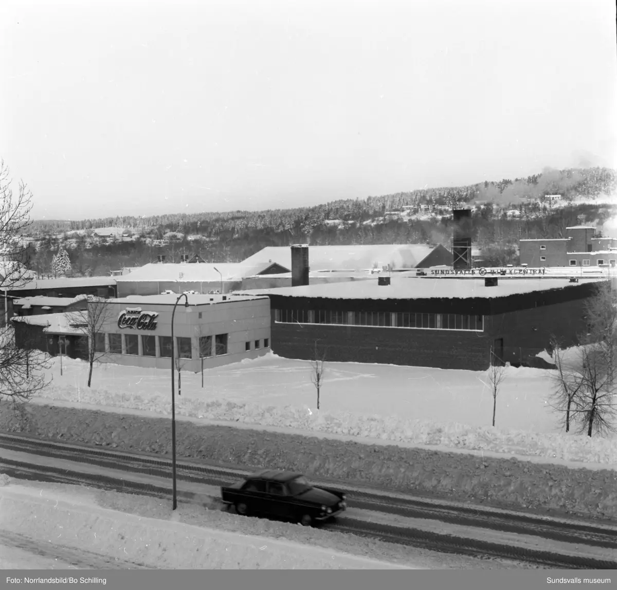 Coca-Cola-fabriken vid Bultgatan i Nacksta. Exteriörbilder samt bilder från lagret, en man kör truck bland tomma och fyllda flaskor.