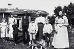 Nämndeman Emil Larsson med familj, Nedre gården, Svenshyttan, ca 1907.
Fru Larsson, några av barnen var Linnéa, Einar, Simon och Olga (död i sot ca 1912), mormor eller farmor.