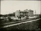 Bangården vid Malmö station. Malmö Central station. Från 1856 till 1864 hade södra stambanan öppnats i etapper. Stambanan från Malmö till Lund öppnades för trafik 1856-12-01. Första stationshuset i sten med banhall byggdes 1855-56 av en okänd dansk arkitekt, möjligen C.F.Rasmussen.  Byggnaden förstördes till stor del redan tio år senare, den 14 december 1866, vid en anlagd brand. 1878 färdigställdes en stor utvidgning av spårsystemet, stallcirkel tillkom, reparationsverkstaden och godsmagasinet utvidgades. Anslutning av enskilda järnvägar till Statsbanans egen växande trafik. Det nya stationshuset och banhallen blev färdiga 1981. Arkitekt var A W Edelsvärd. Stationshus är K-märkt 1986.  Dubbelspår mellan Malmö och Arlöv öppnades för allmän trafik 1896. För att följa efter trafikens utveckling har stationen genomgått flera utvidgningar och moderniseringar. Stationen kallas Malmö Central från 1926-05-15. Fick eldrift 1933.