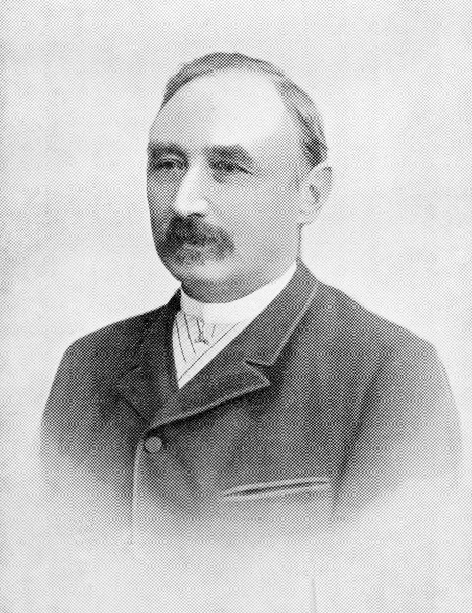Litografisk gjengivelse av et fotografisk portrett av den norske forstmannen Michel Andreas Emil Saxlund (1851-1926).  Fotografiet er tatt i et studio.  Saxlund var kledd i mørk dress med ei kvit skjorte med mørke striper (rutemønster) og lav krage (uten sløyfe eller slips).  Da dette fotografiet ble tatt hadde Saxlund bart og sidestrøket, mørkt hår med nokså høyt hårfeste.  Han kan se ut til å ha vært om lag 40 år gammel.  

Saxlund var født i Vardø i Finnmark, som sønn av en høyesterettsadvokat.  Han tok eksamen artium i 1866, og studerte ved Bayerische Forstlehranstalt i Aschaffenburg i perioden 1867-1869.  Da Saxlund kom tilbake til Norge ble han ansatt som forstmester for Hakadal verks skoger.  I 1873 kjøpte han jord og skogeiendommen Dikemark i Asker.  Fem år seinere flyttet Saxlund imidlertid til Skien for å bli forstmester i Fossum verks skoger.  I perioden 1891-1895 var han forstassistent i de statseide skogene på Helgeland.  I påfølgende femårsperiode – 1896-1900 – var Saxlund statens forstmester i Hedmark.  Deretter var han skogkonsulent i Landbruksdepartementet et par år, før Saxlund avsluttet yrkeskarrieren ved å være skogdirektør i perioden 1903-1917.  Han hadde bred oversikt over fagfeltet sitt, noe som blant annet kom til uttrykk i «Norsk Skovlexicon», som ble publisert som bilag til Den norske Forstforenings årbok i 1880-åra.  I tillegg til dette skrev Saxlund en del artikler, blant annet om tømmermåling, i fagtidsskriftene.  Han ble hedret med æresmedlemskap i forstmannsforeningen og St. Olavs orden.  Dette fotografiet er antakelig et utklipp fra et av det norske skogbrukets fagtidsskrifter. 

En innrammet versjon av dette portrettet er registrert i Norsk Skogmuseums samling som gjenstand under nummeret SJF. 13554. 