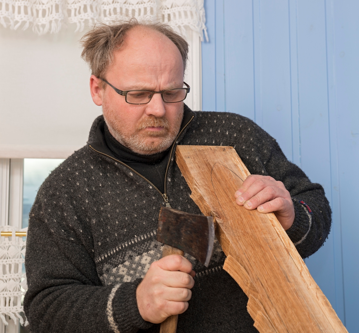 Jonny Vindfjell fra Gjerstad i Aust-Agder telgjer sidekantene på et skiemne av eik i kjøkkenet hos tradisjonsbærer Gunnar Hagelia, som også er fra Gjerstad, men som på sine eldre dager bor i Åmli.  Det grovskråne skiemnet ble først planhøvlet med langhøvel.  Deretter la man på en mal for den skitypen en ønsket å lage, i dette tilfellet terrengski, og markerte omrisset med blyant.  Det var viktig å unngå kvister og andre synbare skavanker i veden.  Så startet telgjinga, som vi ser på dette fotografiet.  Skimakeren hogg inn mot streken, men ikke helt inntil.  Finjusteringa ble utført seinere, med høvel.  I stedet for å telgje med øks, kunne man også ha brukt grindsag, forteller skimakerveteranen Gunnar Hagelia.  Jonny Vindfjell driver til daglig et snekkerverksted i hjembygda.  Her deltar han i et opplegg for dokumentasjon og videreføring av handverkstradisjoner i regi av Norsk handverksutvikling (også kalt Norsk håndverksinstitutt).  Denne institusjonen forutsetter at slike dokumentasjonsprosesser skal skje i samspill mellom en tradisjonsbærer (informant), en lærling og en dokumentator.  I dette tilfellet var Jonny lærlingen, Gunnar Hagelia var tradisjonsbæreren og Thomas Aslaksby var dokumentator i samarbeid med to medarbeidere fra Norsk Skogmuseum. 