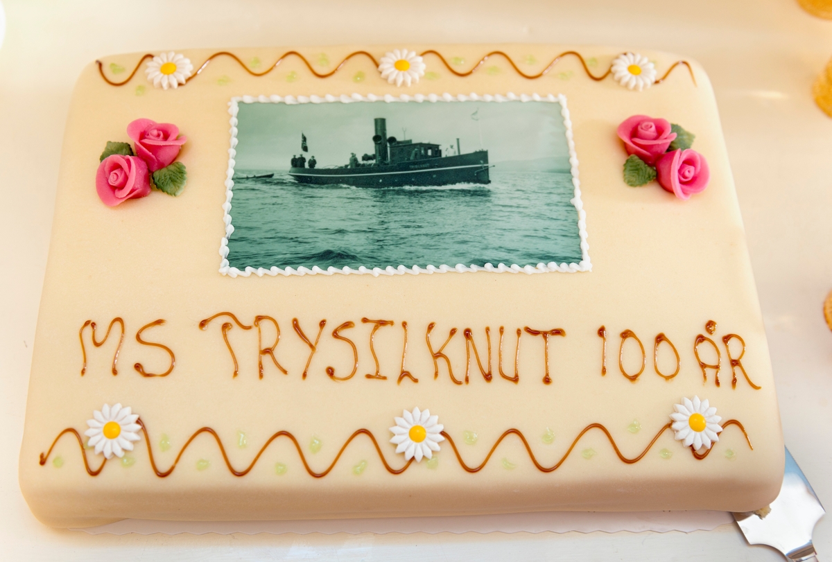 Marsipankake som ble servert i forbindelse med markeringa av 100-årsjubileet for slepebåten «Trysilknut» ved Sørlistøa fløtermuseum den 11. juni 2014.  Kaka har en rektangulær form.  Den er dekorert med røde masipanroser og grønne blad, prestekrageliknende blomster og bølgende linjer i brun sukkerkulør.  Kaka er også prydet med et bilde av slepebåten slik den så ut under jomfruturen 2. mai 1914.  Under bildet har bakeren skrevet teksten «MS TRYSILKNUT 100 ÅR».  Drøyt 30 gjester ble servert marsipankake i forbindelse med jubileumsarrangementet. 

Mer informasjon om båten Trysilknut finnes under fanen «Andre opplysninger». 