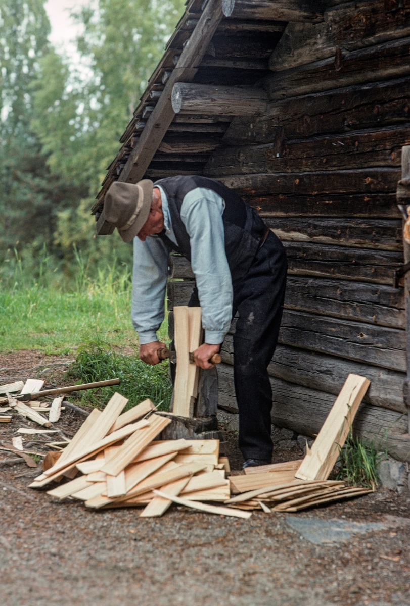 Ola Kolstad fra Nord-Odal i Hedmark skjærer eller kløver takstikker, også kalt takspon, på en stabbe foran Varåkoia i Norsk Skogmuseums friluftsmuseum i Elverum.  De lages vanligvis av seinvokst, kvistfri gran.  Også malmfuru har vært brukt, men furu har noe lettere for å sprekke når den skal spikres på taket en granvirke har.  Virke som skal brukes til takstikker kappes i kabber med den lengden stikkene skal ha.  Kubbene kløves først i fire kvartstykker.  Fra disse skjæres eller kløves stikkene radiært med en kniv som har skaft i begge ender, og som betjenes med to hender.  Ettersom det arbeides radiært, vil stikkene bli noe grovere på den ene sida enn på den andre.  Tjukkelsen på stikkene varierer fra en halv til en centimeter.  Det ble sagt at tynne stikker hadde bedre holdbarhet enn tjukke, fordi de tørket raskere etter regnvær.  Det var også en utbredt oppfatning at det var greit om stikkene vred seg litt, for da tørket taket raskere.  Skåret eller kløvd flis har den fordelen framfor høvlet flis at kniven fulgte fibrene i veden i stedet for å splitte dem.  Videre dannet det seg striper etter årringene ved værslitasje, slik at vann som falt på taket rant nedover uten å bli ført sidevegs.  Skårne eller kløvde stikker har altså mange fordeler, men det innebærer mye arbeid å lage dem.  Derfor ble det etter hvert vanligere å bruke flis som var produsert med en diger høvel som ble trukket av to hester, sjøl om høvelen kuttet fibere og skapte sprekker hvor det hadde lett for å samle seg fuktighet.  Enkelte skar også takspon på sirkelsag, men sagbladet etterlot seg gjerne ei ru overflate som holdt på fuktighet, og følgelig råtnet tak med slik spon raskere enn stak med skårne eller kløvde stikker.