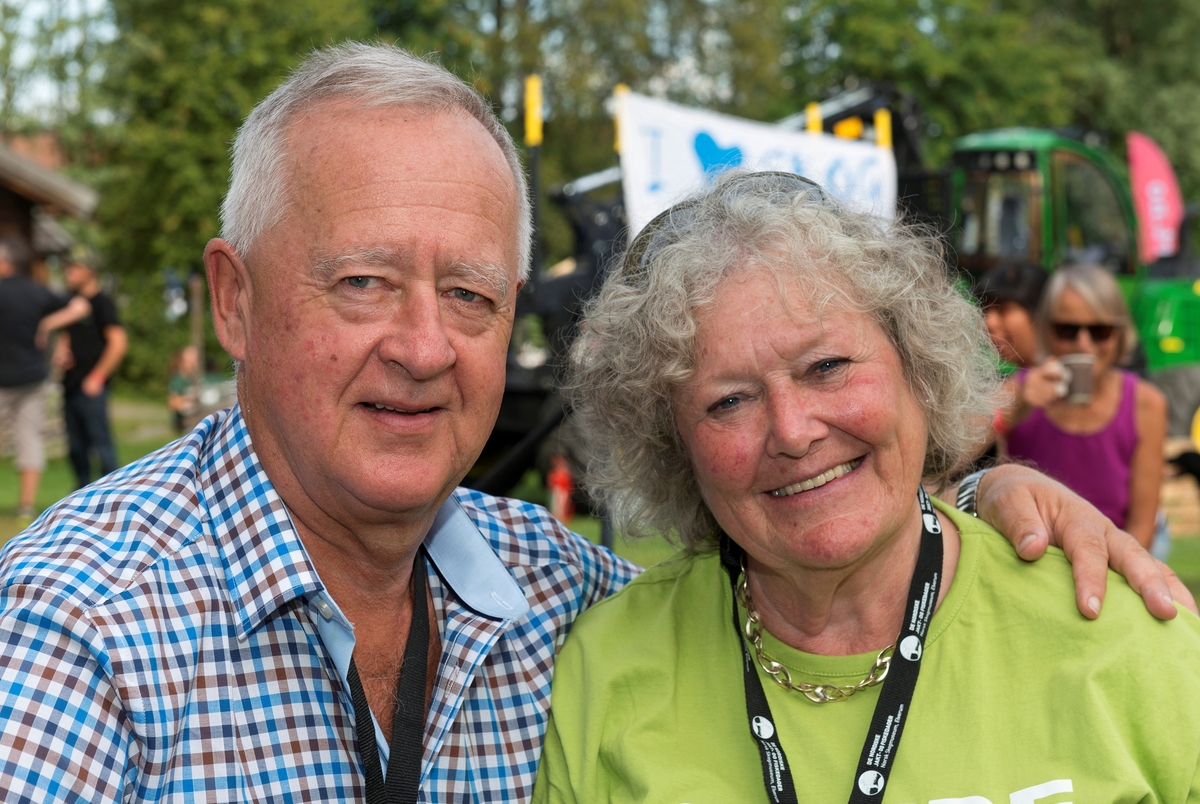 Johan C Løken og Torill Møystad, fotografert under De nordiske jakt- og fiskedager på Norsk Skogmuseum i Elverum i 2014.  Johan C Løken er tidligere politiker.  Han representerte Hedmark Høyre på stortinget i perioden 1981-1993, og var landbruksminister i Kåre Willochs regjering fra 1981 til 1983.  Etter tida på Stortinget har Løken arbeidet for å fremme ulike næringsinteresser i forhold til det politiske miljøet, og han har hatt en rekke styreverv.  Da dette fotografiet ble tatt hadde han nettopp rundet 70 år, og han var fortsatt styreleder i Det norske Skogselskap og i Stiftelsen Norsk Skogmuseum.  Torill Møystad er utdannet filolog. Hun har drevet jord- og skogeiendommen Grønli i Hernes i Elverum, blant annet med et stort hønseri.