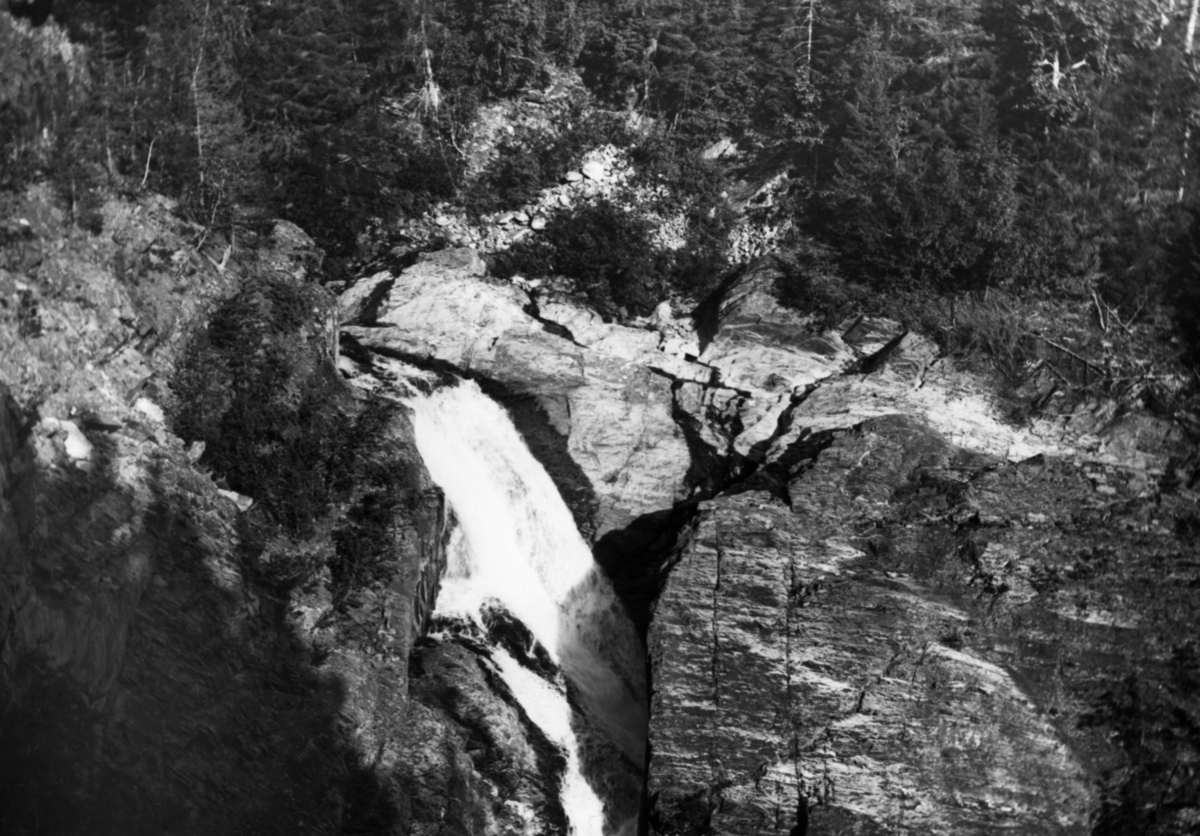 Haugfossen i den nedre delen av elva Skirva (også stavet «Skjerva») på vestsida av Tinnsjøen i Øst-Telemark.  Her styrter vannet 20-30 meter utfor et berg, mellom trange fjellsider.  Det er lett å forstå at dette var et vanskelig og farefullt sted for tømmerfløting.  Fossen gav imidlertid energi til et møllebruk.  Haugfossen ligger nederst i det nesten 35 kilometer lange Skirvavassdraget, som har et nedslagsfelt på om lag 100 kvadratkilometer. 