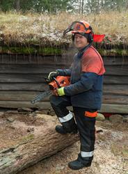 Tømrer Knut-Arild Nordli, fotografert med motorsag ved ei ny