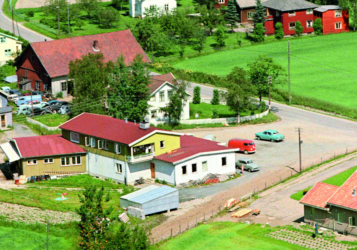 Foto tatt fra luften av tre hus som står tett sammen.