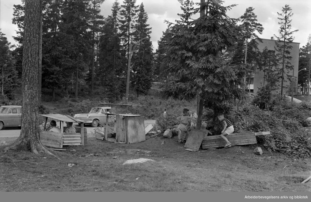 Bøler. Dårlige lekeplasser. Juni 1963