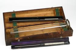 Ett sett med alkoholmåleutstyr i transportkasse