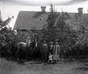 August Jonsson med flera i Kåtorp. Ett barn sitter på en häst.