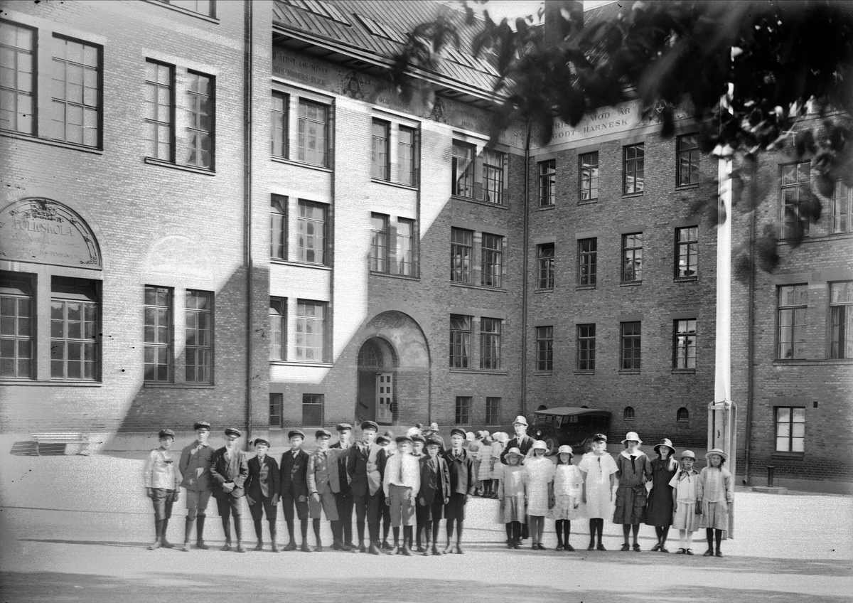 Skolklass på besök vid Adolf Fredriks Folkskola i Stockholm 1924