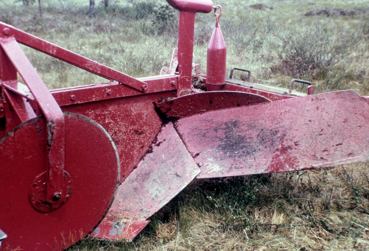 Spesialkonstruert planteplog for bruk på noenlunde tørrlagt torvmark.  Dette er det 28. motivet i en bildeserie med tittelen «Skogreising på myr», produsert av Landbrukets film- og billedkontor i 1964.  Formålet med disse bildene var å stimulere til drenering av myrarealer med sikte på å forvandle dem til produktiv skogsmark.  I tekstheftet som fulgte med bildeserien skrev eksperten Ole Jerven følgende tekst til dette motivet:  

«Landbruksteknisk Institutts planteplog
Landbruksteknisk Institutt har uteksperimentert en planteplog.  I likhet med Vikeidplogene er den utstyrt med 3 rulleskjær som skjærer løs to – ca. 30 cm. brede – torvstrimler.  Disse løftes opp langs plogsidene, og de lange veltefjølene legger dem godt ut til side.  Avstanden mellom plogveltene blir ca. 2 meter.  Overflaterenna er 25-30 cm. dyp og cm. 70 cm. bred.»