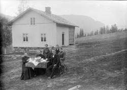 Gruppe 7, ukjente foran hus, kaffebord, Hunder, Øyer ?