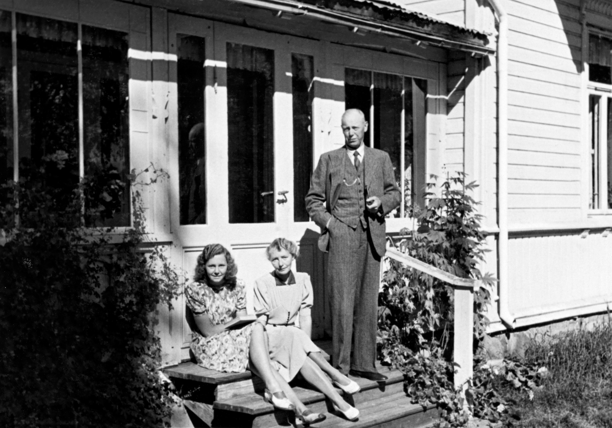 Familien Horst fotografert på verandatrappa utenfor villaen Solheim under Gårder i Elverum, der de var leieboere i perioden 1940-1950.  Til venstre sitter dattera Marie Horst (f. 1926), som seinere giftet seg med lektor Per Eggen (1921-1975) og ble hetende Marie Horst Eggen.  I voksen alder ble Marie fysioterapeut.  Ved siden av henne sitter mora Ida Horst (1898-1988), mens faren Ragnar Horst (1873-1954) er fotografert stående.  Ida og Ragnar Horst var begge tannleger, og i den nevnte perioden hadde de både bolig og kontor i denne villaen, som lå mellom Gammelbrua og Nybrua med hage mot Glomma.  I 1950 kjøpte de eiendommen Bakken ved Senstralsykehuset, og flyttet dit med tannlegepraksisen.
