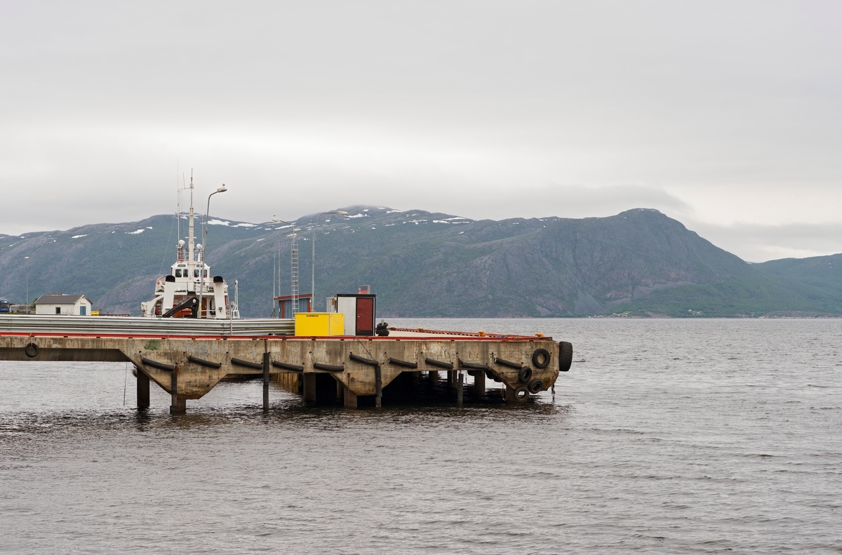 Natobrygga, også kalt Marinekaia eller Natokaia i Alta Havn, Finnmark. Offentlig kai. Kaianlegg. Brukt til levering av olje til Statoil og sement i bulk til Norcem. Nato-brygga. Nato-kaia.