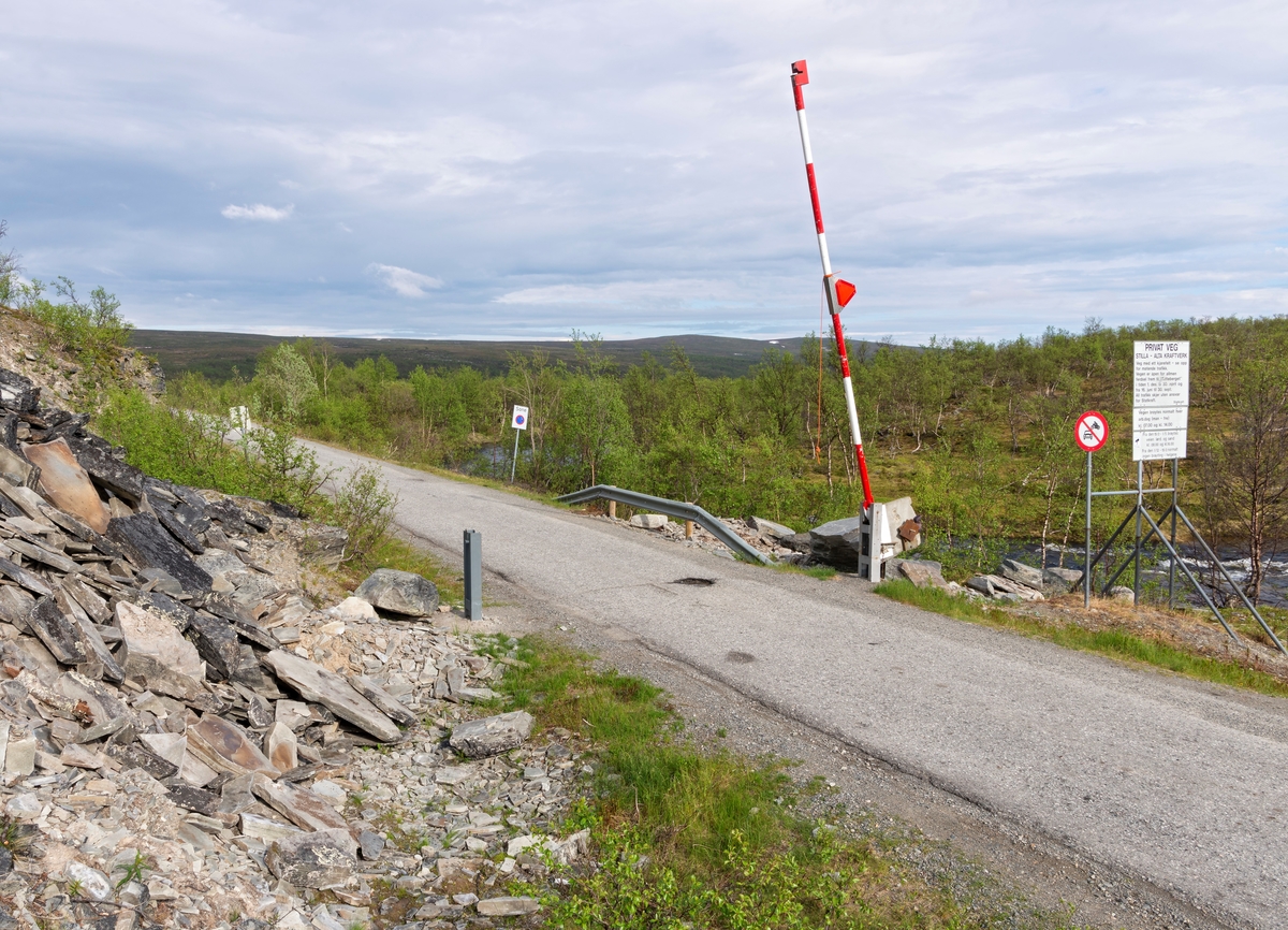 Bom ved anleggsveien til Altadammen ved nullpunktet i Stilla, Alta, Finnmark. Stilladalen. Bomveg. Bomvei.