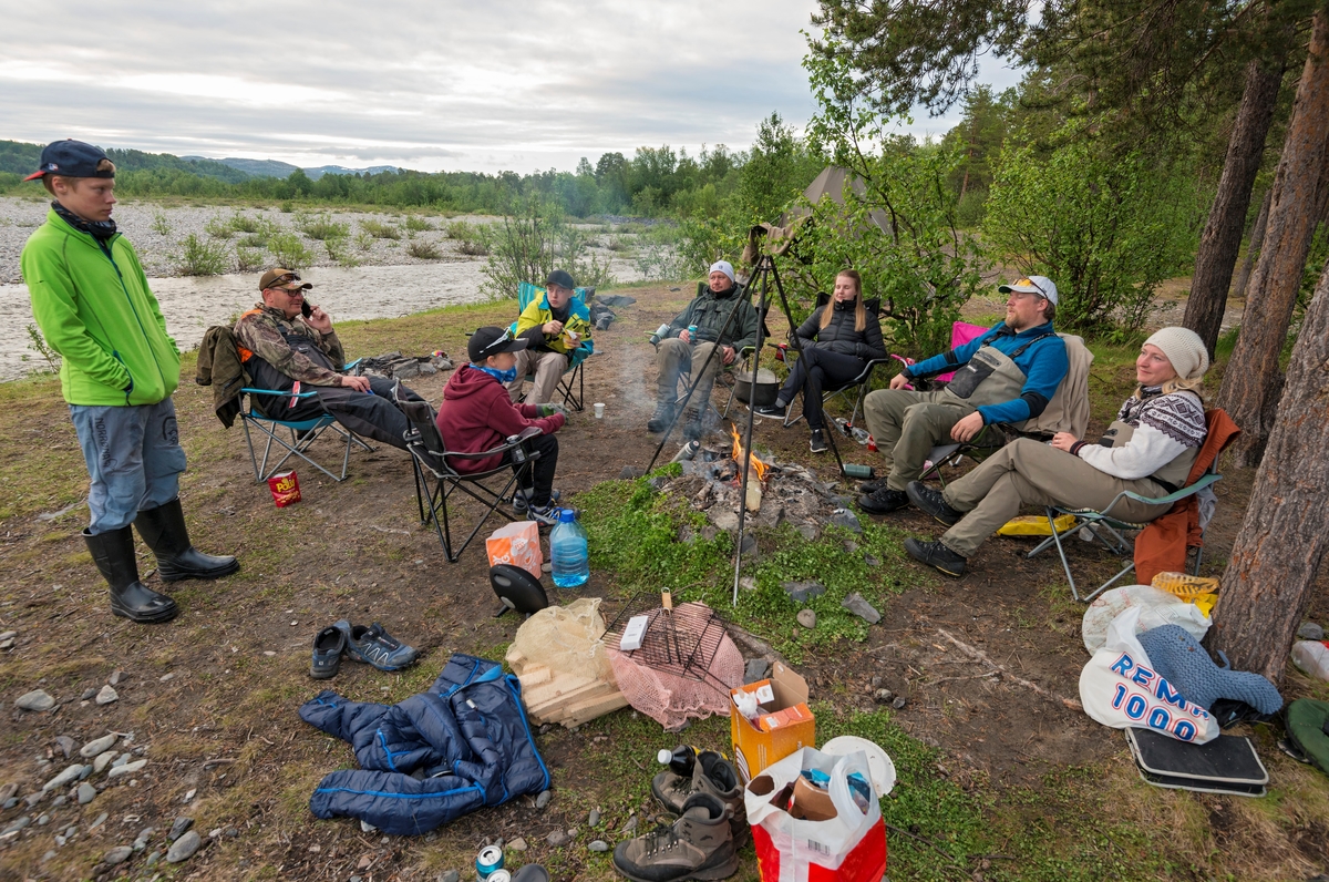 Leirliv i forbindelse med laksefiske i Altaelva. Fra Midterfaret i Øvre Alta, Alta, Finnmark. Fiske etter laks. Sportsfiske. Friluftsliv.