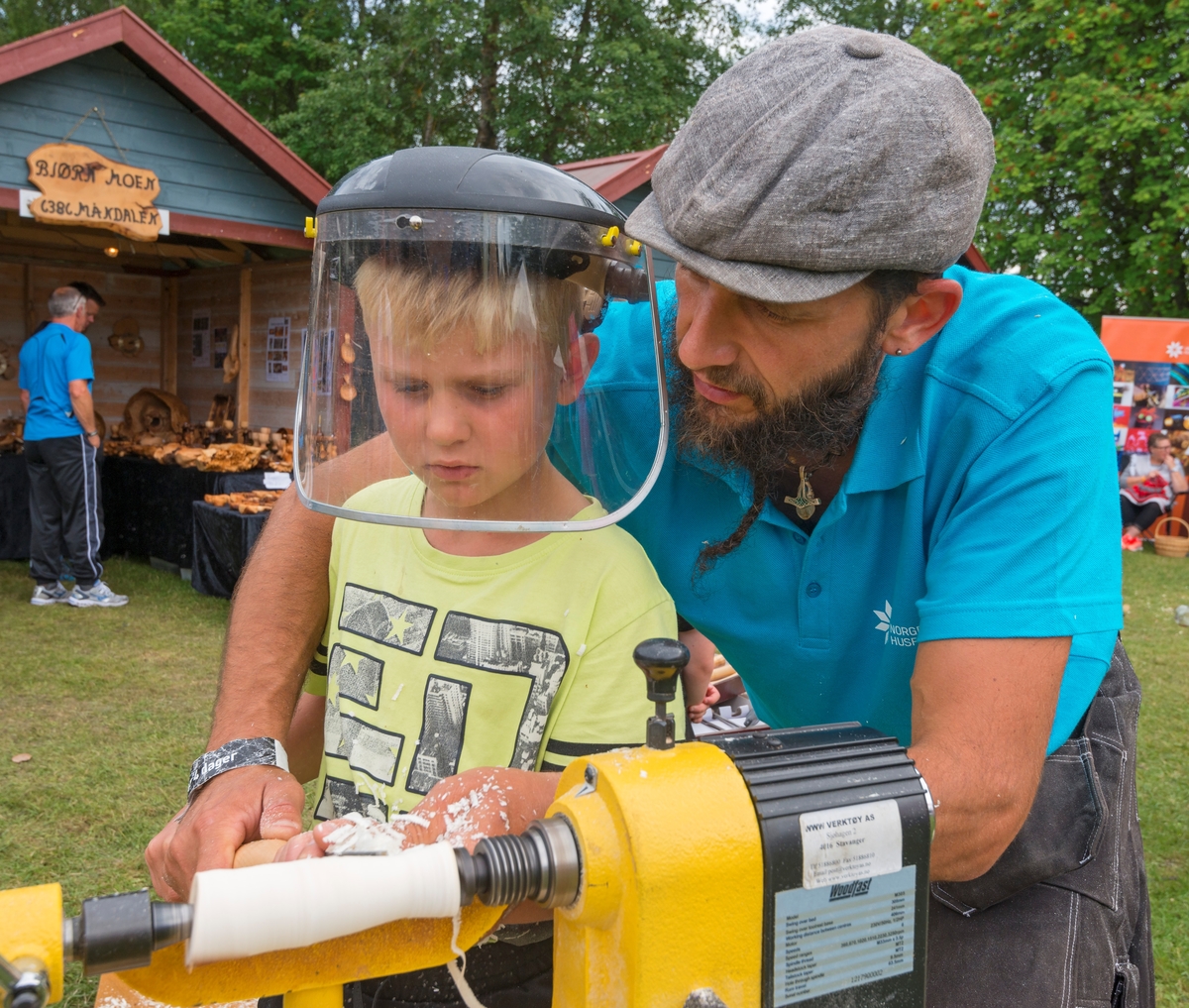 Tredreiing i regi av Norges husflidslag på Hånverkstorget under De nordiske jakt- og fiskedager 2017 på Norsk skogmuseum. Daniel Ritter instruerer Aleksander A. Krokstad fra Melhus i Trøndelag. Håndverk.  Dreibenk. De nordiske jakt- og fiskedagene. Jakt og fiskedagene. Jakt og fiskedager. Arrangement. Arrangementer.  Barn.