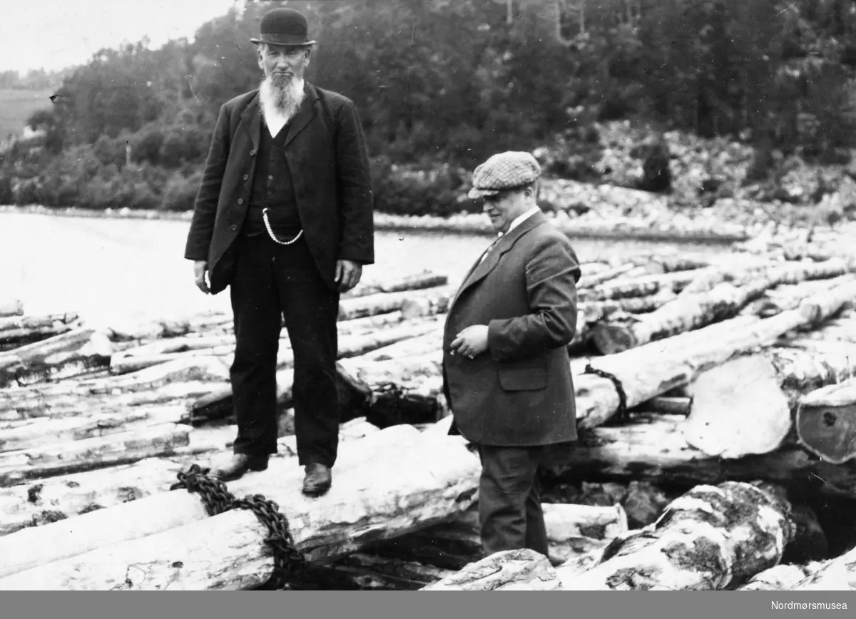 "Ole Knubben og Størker Garberg foretar inspeksjon av tømmersopper i 1912" (Kilde: Kolbjørn Botten: "Valsøyfjord-bilder: Industri og folkeliv 1890-1940" Side 12.) Samling fotografier fra Enge Bruk i Valsøyfjord i Halsa kommune. Eier av originalmaterialet er Kolbjørn Botten. Fra Nordmøre museums fotosamlinger.