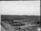 Odlingsbäddar, eventuellt för sockerbetor vid spårområde. I bakgrunden syns järnvägsverkstäderna i Johanneslust, Malmö.