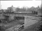 Vid byggnationen av vägporten över Trollebergsvägen i Lund, 1931. Bron för nedspåret lossad från vagnarna och färdig för sänkning.