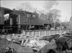 Vid byggnationen av vägporten över Trollebergsvägen i Lund, 1931. Första tåget som passerade över bron på uppspåret.