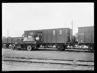 Lastning till lastbil från godsvagn. Malmö - Ystads Järnväg, MYJ F3b 205. Lastbil tillhörande Ystads Järnvägar, YJ lastbil 1.