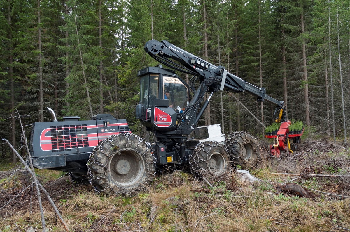 Planteaggregat – en såkalt Eco-Planter 2000 – montert på en skogsmaskin av typen Valmet 911.  Fotografiet ble tatt høsten 2005 på Brøttum i Ringsaker kommune, der firmaet Forest Maskindrift AS fra Eidsvoll hadde påtatt seg planting for et av medlemmene i Mjøsen skog.  Aggregatet veide cirka 1 000 kilo.  På oversida hadde det et todelt bord med til sammen 240 sylindriske plasthylser som maskinføreren fylte med planter før han startet arbeidet.  Hylsemagasinene gikk på et rotasjonsbånd.  I begge ender av bordet, på undersida av aggregatet, var det fresehjul som var bevegelige både i horisontale og vertikale retninger.  Når disse ble aktivert, kastet maskinen opp to små hauger, med ei blanding av humus og mineraljord.   Dersom det viste seg å være stein eller kraftige røtter på de valgte plantepunktene, kunne maskinføreren avbryte prosessen og flytte litt på aggregatet.  Etter at vellykket fresing var gjennomført, ble planter fra hylsene presset ned i jordhaugene ved hjelp av trykkluft.  De måtte settes ganske djupt om de skulle få god nok tilgang på fuktighet.  Plantematerialet måtte derfor ha en viss lengde, minst 17 centimeter, helst over 20 centimeter.  Ved manuelle plantinger var minstekravet til lengden 13 centimeter.  På grunn av kravene til plantelengden ble Eco-Planter 2000 kun brukt til granplanting, furuplantene ble for korte.  Maskinen kunne både ta ordinære pottebrettplanter (M95) og planter som var dyrket fram i Jiffy-potter.  Veksttorva i rotklumpene skulle helst ikke ha utstikkende rottrevler, for med slike kunne de lett hekte seg fast i røret mellom plantebordet og jordhaugen de skulle settes i.  Maskinen greide å plante cirka 300 planter i timen.  12-14 minutter av denne tida ble brukt til å mate hylsene på plantebordene.  Den kvite kassa som var montert på fronten av den rammestyrte maskinen kunne romme om lag et dagsforbruk av planter.