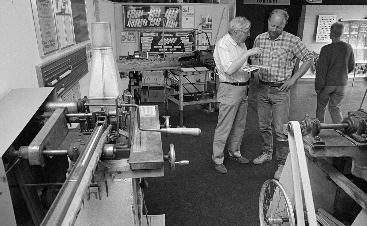 Under De nordiske jakt og fiskedager på Norsk Skogbruksmuseum 8.-10. august 1986 var gründeren Asbjørn Hørgård arrangementets spesielle hedersgjest.  Her står han (sentralt i bildet) i samtale med fiskeentusiasten Per Berger Christiansen.  Hørgård startet produksjon av laminerte fluestenger, såkalte "splitcanestenger", i 1930-åra og fikk etter hvert også agenturer for annet sportsfiskerutstyr.  I 1986 kom han til Skogbruksmuseet med fire av de første maskinene han konstruerte for fiskestangproduksjonen og eksempler på prodkukter fra virksomheten.  Materialet ble montert som en spesialutstilling i museets resepsjonsområde.  Hørgård bidro også til fagprogrammet med et lite foredrag med tittelen «Produksjon av splitcanestenger.  Fra råstoff til ferdig redskap.»  Materiellet skulle være en gave til museet.  Det ble flyttet over i museets permanente ferskvannsfiskeutstilling i løpet av påfølgende høst.

Litt mer informasjon om Asbjørn Hørgård og den virksomheten han bygde opp som produsent og importør av utstyr for sportsfiske finnes under fanen «Opplysninger».