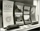Trafikaktiebolaget GrängesbergOxelösunds järnvägars utställning i form av ett fönsterarrangemang i skyltfönstret till Skandinaviska banken i Eskilstuna i november 1967.