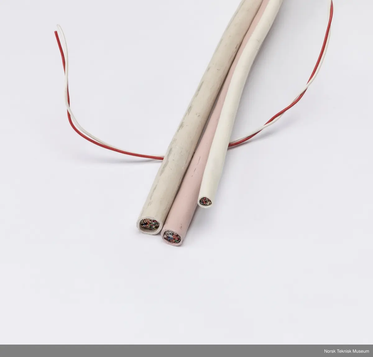 Sikringsskap med løse skruer oppi hvit skumgummi inni skapet og ledninger stikkende ut.