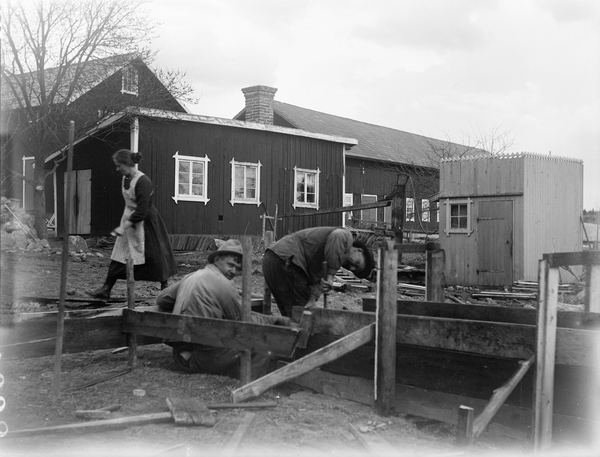 "Eklund och Skenning arbetar vid grundläggningen till nya Sörgården, samt Maja Johanson på väg in", Sävasta, Altuna socken, Uppland 1922