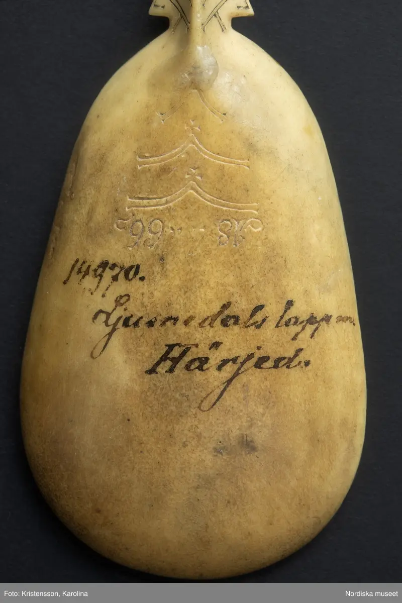 Huvudliggaren:
"Bröllopssked f. Ljusnedals lappm. Från Rutefjäll. Af renhorn. Märkt: '18....66g.' Ink. af fjällmannen Nils Rensberg gm. literatören Karl Ekström. Ank. i nov. eller dec. 1876. Bil. Ekström 2."
