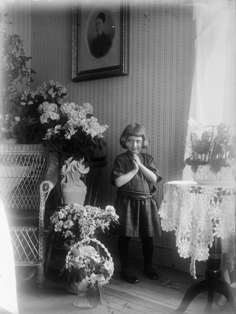 Ulla Erikson från Enköping firar Vilhelmina Eriksson i Fnysinge, Altuna socken, Uppland, maj 1923