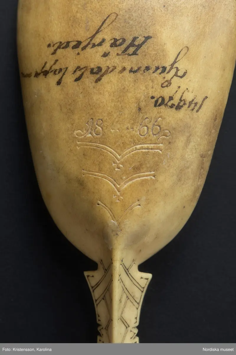 Huvudliggaren:
"Bröllopssked f. Ljusnedals lappm. Från Rutefjäll. Af renhorn. Märkt: '18....66g.' Ink. af fjällmannen Nils Rensberg gm. literatören Karl Ekström. Ank. i nov. eller dec. 1876. Bil. Ekström 2."
