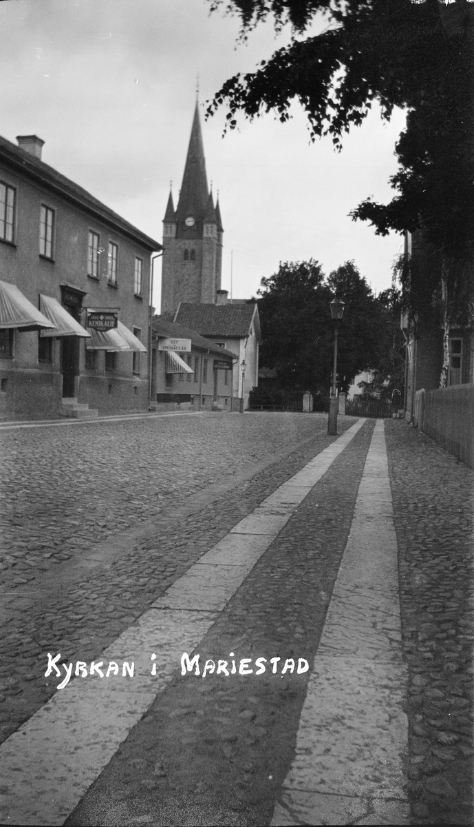 Bilsemester 1928 - gata i Mariestad med Mariestads domkyrka i bakgrunden