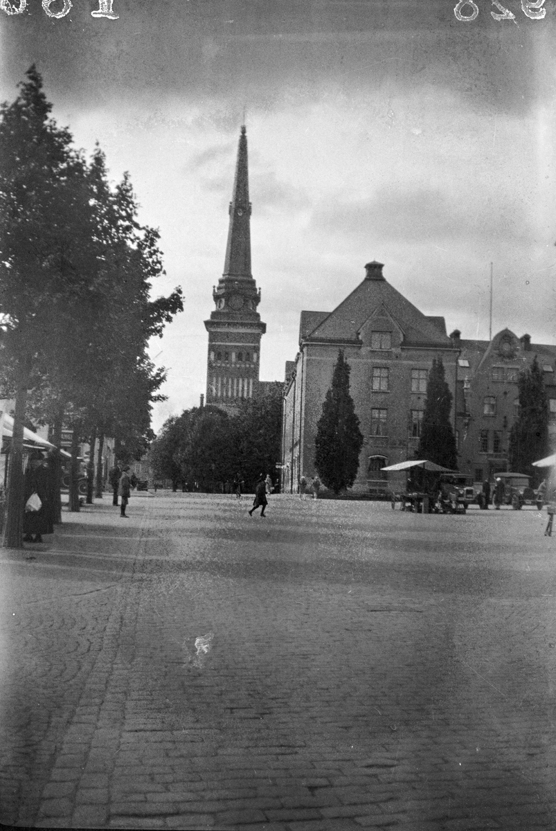 Skolutflykt 1928 - kyrka vid torg