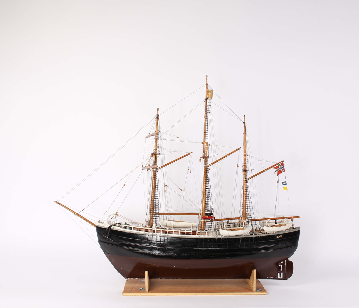 Helmodell av skonnert FRAM, rigget uten seil, i målestokk 1:50.